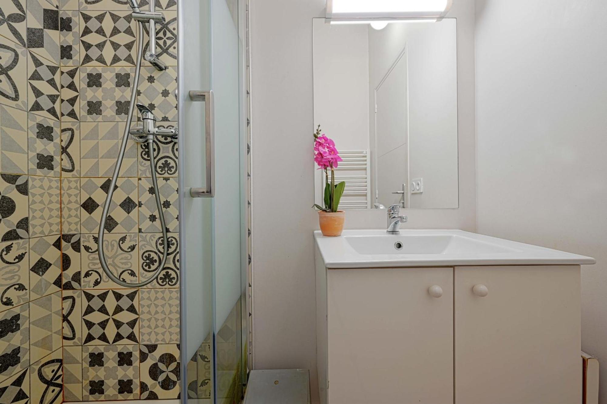 2 Bed Modern Fully Furnish Flat,Close To Buttes Chaumon Park Apartamento Paris Exterior foto